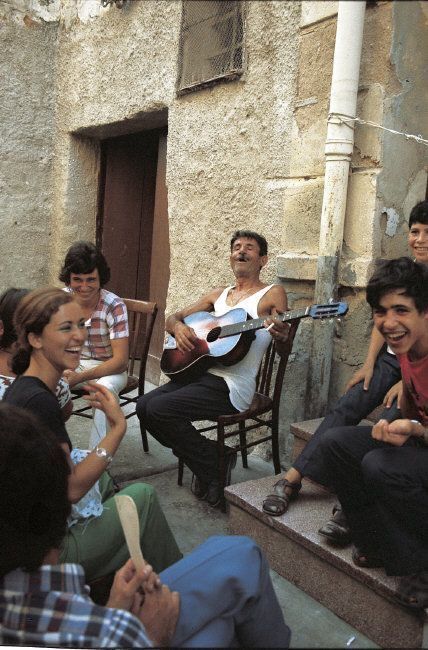 GOSPEL ESTUDIOS: A LA FRESCA: THE STREETS AS SPAIN'S LIVINGROOM (Thumbnail)