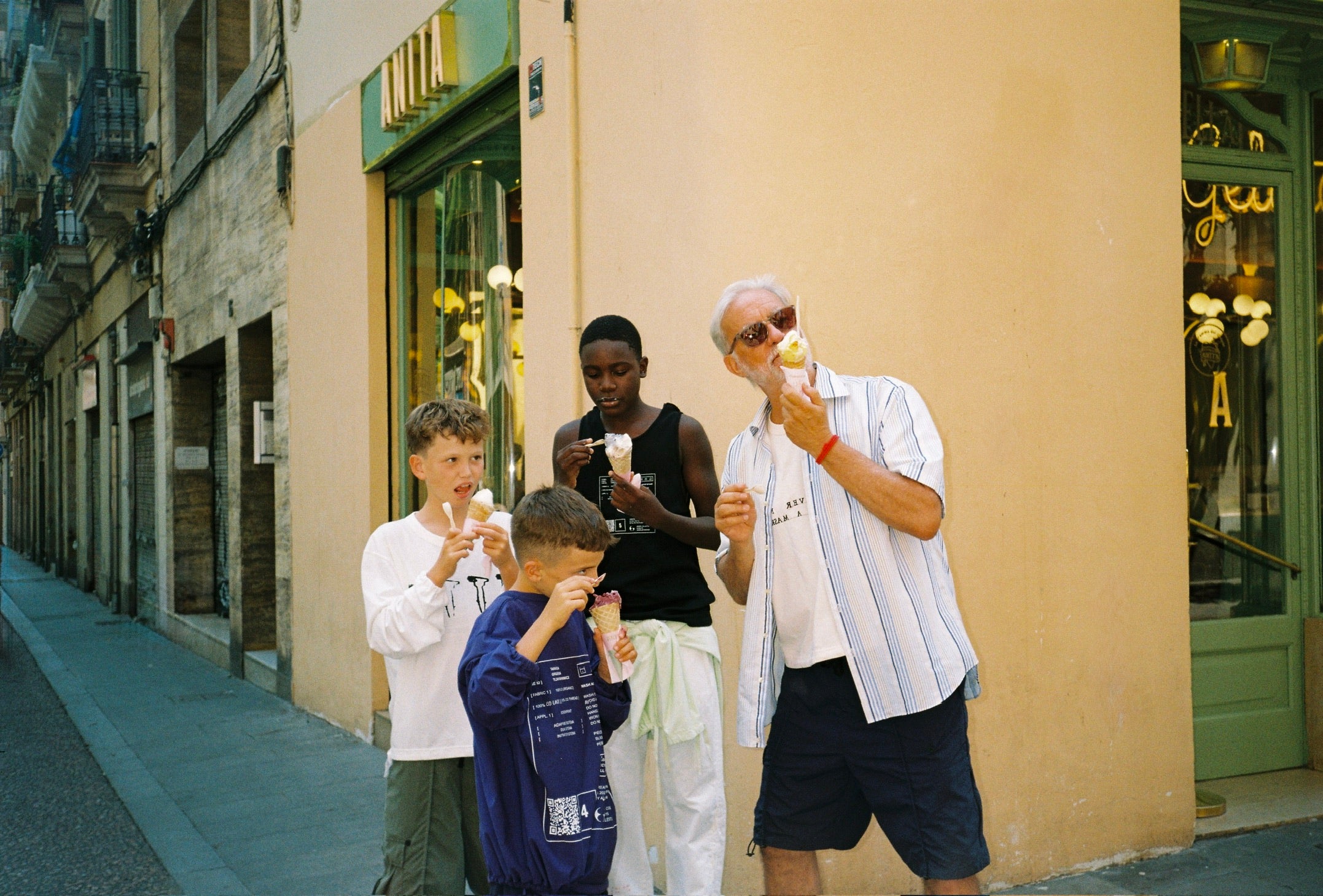 GOSPEL ESTUDIOS: A LA FRESCA: THE STREETS AS SPAIN'S LIVINGROOM (Fig. 1)