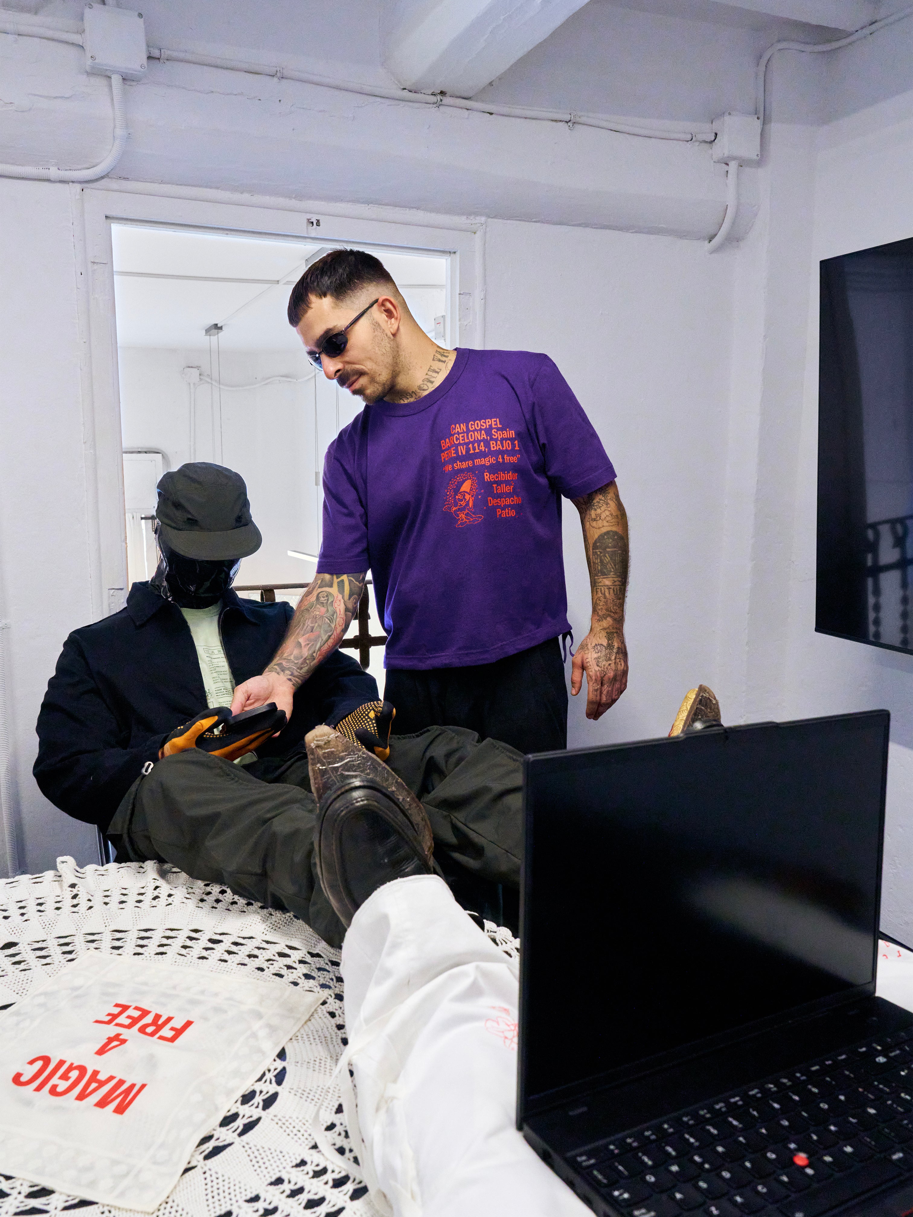 GOSPEL ESTUDIOS: TINAJA ORQUIDEA CAN GOSPEL T-SHIRT (Fig. 1)