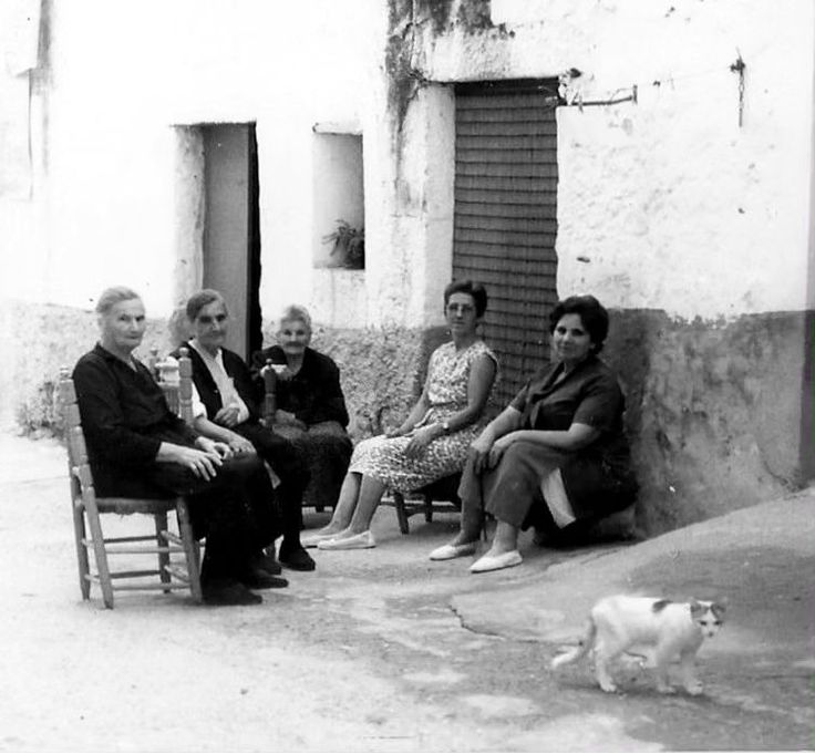 GOSPEL ESTUDIOS: A LA FRESCA: THE STREETS AS SPAIN'S LIVINGROOM (Fig. 1)